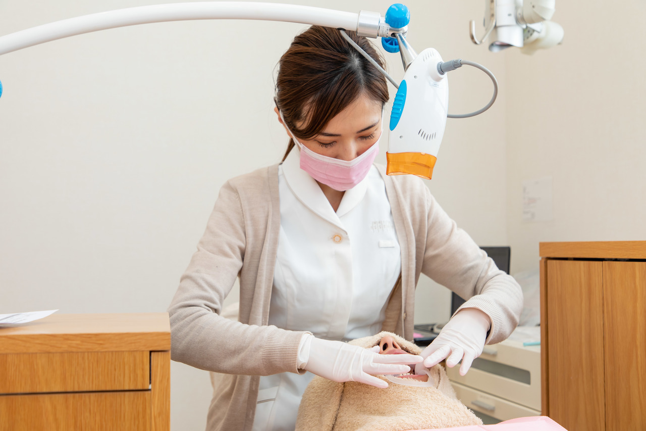 あゆみ歯科クリニックの歯科衛生士が患者の歯科検診をしているところ