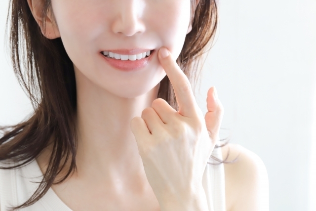 歯のトラブルで受診した女性が問診を受けているところ