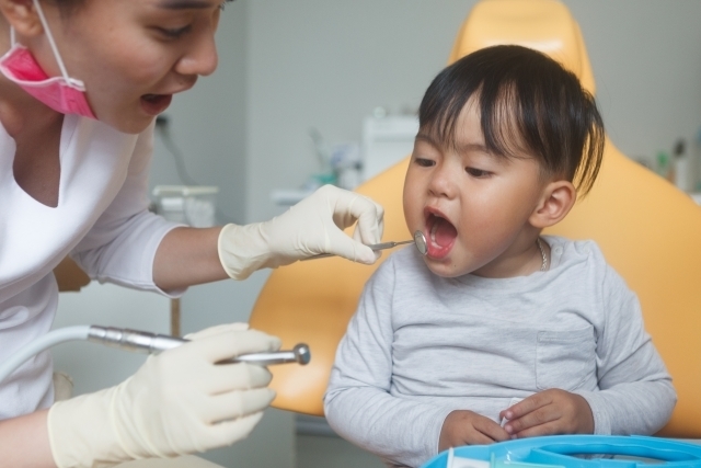 歯科治療を受ける子ども