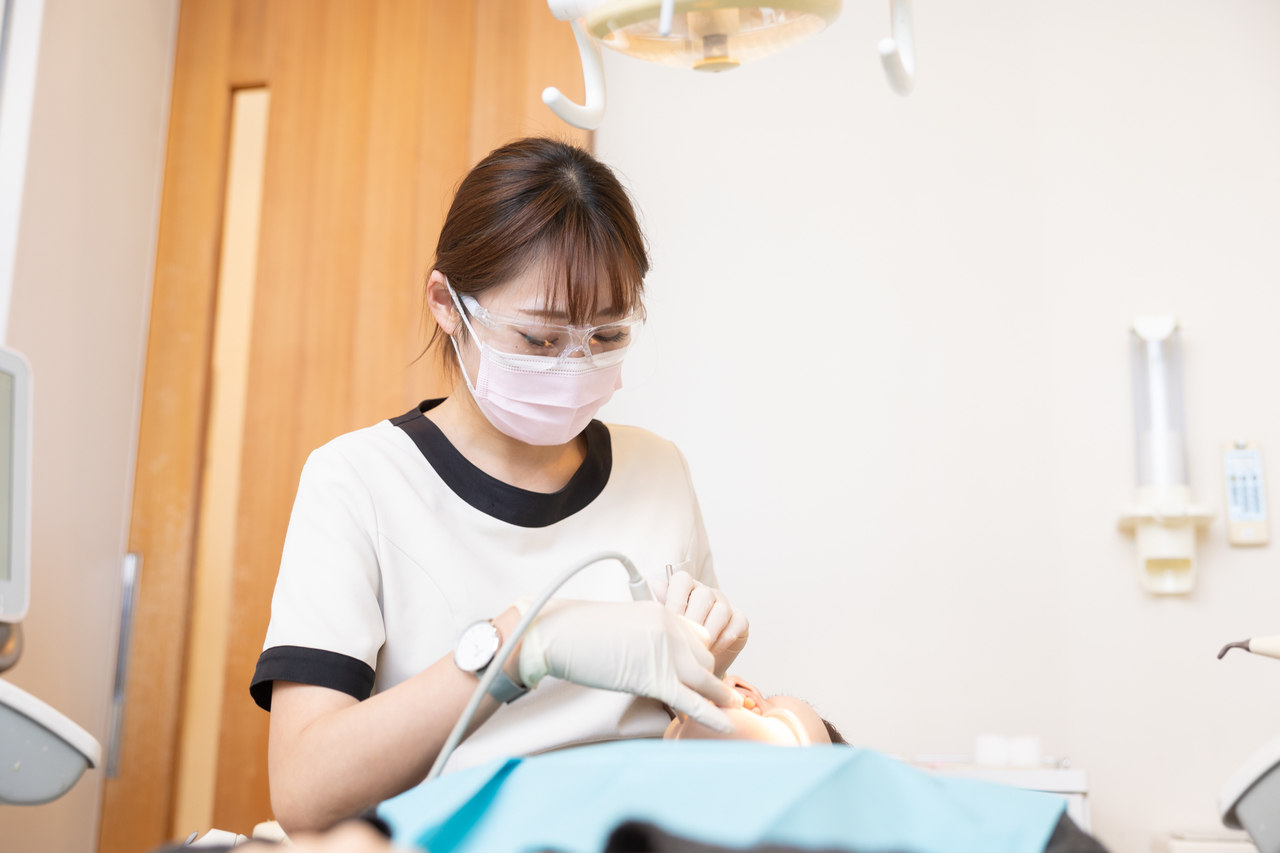 あゆみ歯科クリニックの歯科衛生士が患者のケアを実際にしているところ