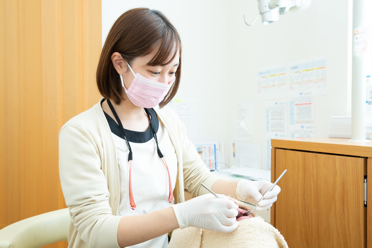 あゆみ歯科クリニックの歯科衛生士が患者の歯科検診をしているところ