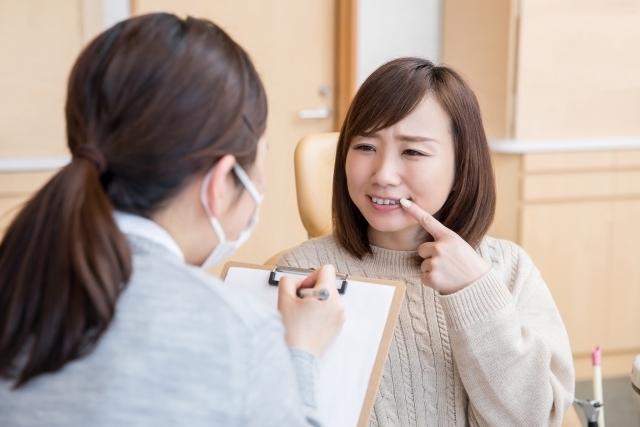 歯科問診中の女性
