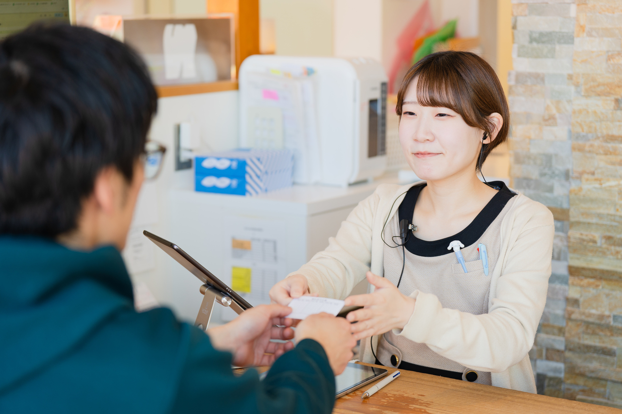 あゆみ歯科クリニックの受付スタッフが会計対応をしているところ